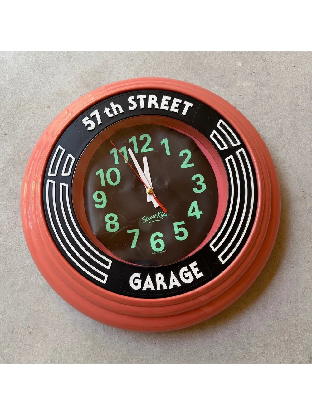 Vintage Retro Wall Clock 57th Street Garage Street Kids Glow in the Dark Tested